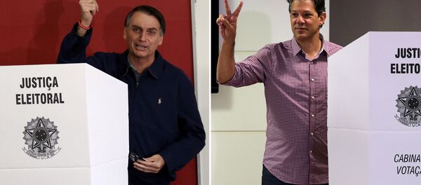 Jair Bolsonaro (dir.) e Fernando Haddad (esq.) durante votação no primeiro turno Jair Bolsonaro (dir.) e Fernando Haddad (esq.) durante votação no primeiro turno - Sputnik Brasil