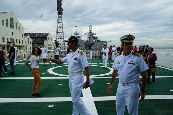 Capitão de mar e guerra Pedro Augusto Bittencourt Heine Filho (esquerda), no convés do navio polar Almirante Maximiano, no Arsenal de Marinha do Rio de Janeiro - Sputnik Brasil