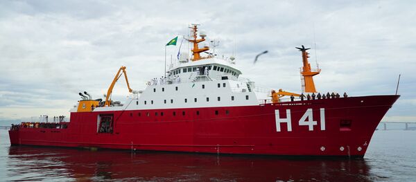 Navio polar Almirante Maximiano na baía de Guanabara, perto do Arsenal de Marinha do Rio de Janeiro - Sputnik Brasil