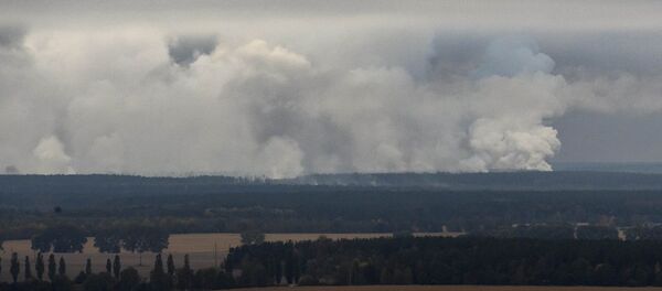 Fumaça após incêndio e explosões atinge depósito de munição do Ministério da Defesa ucraniano na região de Chernigov, em 9 de outubro de 2018 Fumaça após incêndio e explosões atinge depósito de munição do Ministério da Defesa ucraniano na região de Chernigov, em 9 de outubro de 2018 - Sputnik Brasil