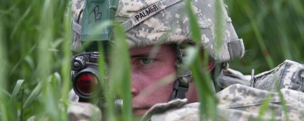 Paraquedista dos EUA, que faz parte da missão de paz da OTAN no Kosovo, maio de 2015 - Sputnik Brasil