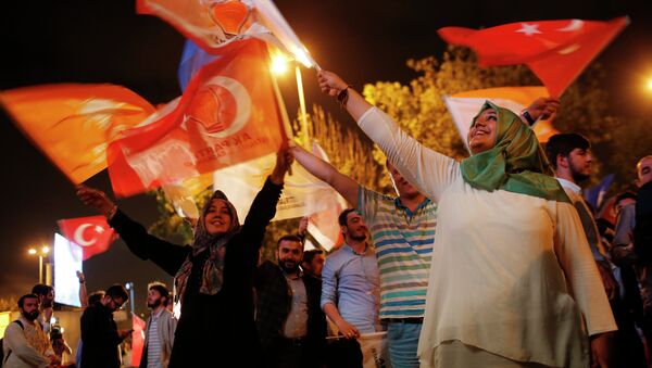 Apoiadores do Partido da Justiça e Desenvolvimento celebram vitória nas eleições parlamentarem em Istambul - Sputnik Brasil