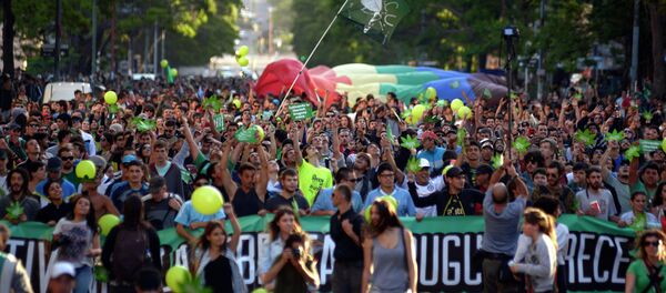 Ato em apoio a legalização da cannabis em Montevideu - Sputnik Brasil