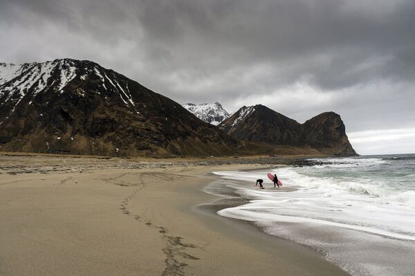 Praia de Unstad nas ilhas de Lofoten, na Noruega - Sputnik Brasil