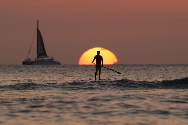 Surfista no Pacífico - Sputnik Brasil