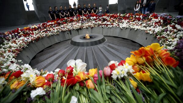 Pessoas colocam flores no Memorial do Genocídio Armênio, em Erevan, no dia 21 de abril de 2015 - Sputnik Brasil