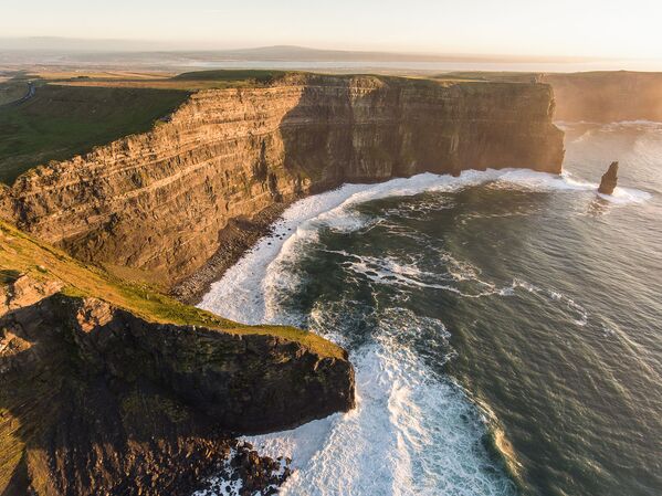 Os Penhascos de Moher, no condado de Clare, são uma das principais atrações da Irlanda, oferecendo vistas incríveis para apreciar andando de bicicleta. - Sputnik Brasil