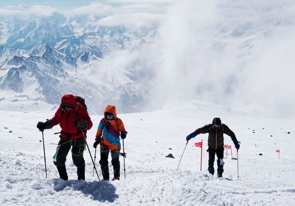 O monte Elbrus (5.642 m) é a montanha mais alta da Rússia e da Europa e escalá-la representa um grande desafio. - Sputnik Brasil