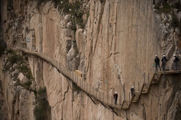 O Caminito del Rey, na província espanhola de Málaga, é uma trilha de cerca de 3 km de extensão suspensa a 100 m de altura sobre o rio Guadalhorce. O percurso foi fechado em 2000 após a morte de três alpinistas e reaberto em 2015 após sua restauração, virando uma atração turística. - Sputnik Brasil