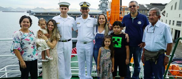 Família se despede de militar que viajou a bordo do navio polar Almirante Maximiano para a Antártica Família se despede de militar que viajou a bordo do navio polar Almirante Maximiano para a Antártica - Sputnik Brasil
