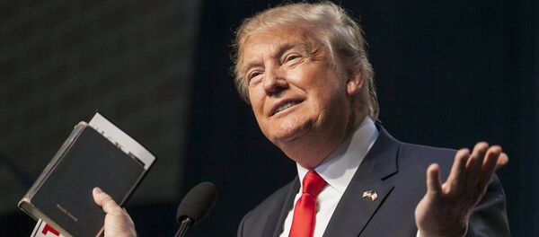 Presidente dos EUA Donald Trump durante a campanha eleitoral em 2015 com a Bíblia nas mãos - Sputnik Brasil