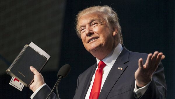 US Republican presidential candidate Donald Trump holds his bible while speaking at the Iowa Faith and Freedom Coalition Forum in Des Moines, Iowa, September 19, 2015 - Sputnik Brasil