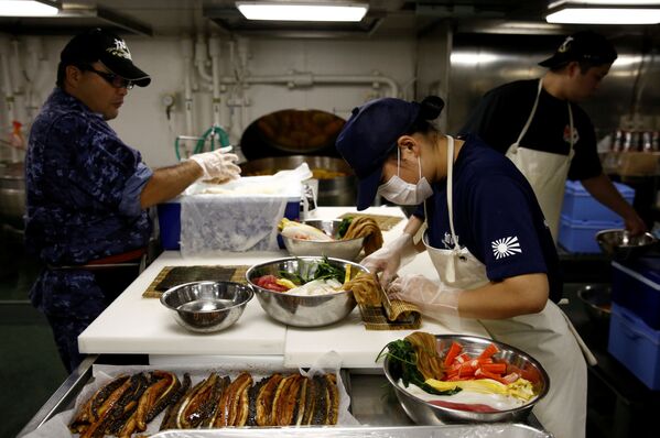 Cozinheira da tripulação do porta-helicópteros Kaga prepara comida a bordo do navio - Sputnik Brasil