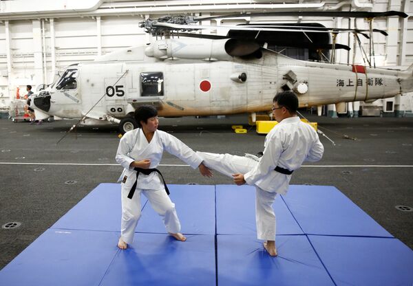 Jovem marinheira pratica artes marciais a bordo do navio japonês Kaga - Sputnik Brasil