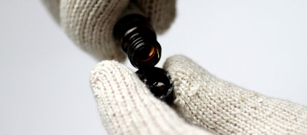 Petróleo bruto sendo virado em um recipiente (imagem de arquivo) - Sputnik Brasil