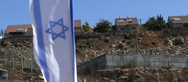 Bandeira nacional israelense próxima a unidades de alojamento novas no estabelecimento judaico de Shilo na Cisjordânia palestina. - Sputnik Brasil