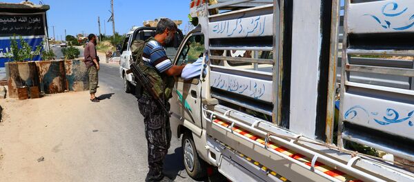Membros de uma coalizão de grupos rebeldes chamada Jaish al Fateh, também conhecido como Exército Fatah, em um posto de controle na cidade de Idlib, na Síria. - Sputnik Brasil