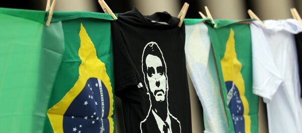 Bandeiras do Brasil e camisetas com a imagem do candidato à presidência, Jair Bolsonaro - Sputnik Brasil