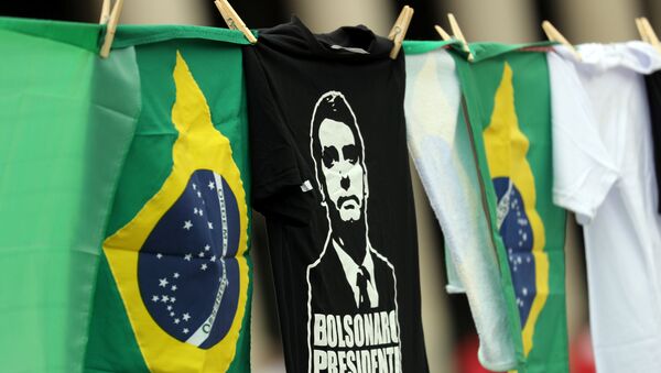 Bandeiras do Brasil e camisetas com a imagem do candidato à presidência, Jair Bolsonaro - Sputnik Brasil