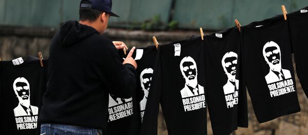 Homem vende camisetas de Jair Bolsonaro no Brasil - Sputnik Brasil