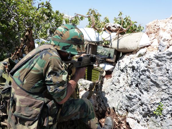 Soldado do Exército sírio protege o norte da província síria de Latakia - Sputnik Brasil