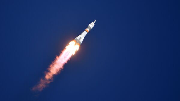 O foguete-portador Soyuz-FG com a espaçonave tripulada Soyuz MS-10 logo após lançamento do cosmódromo de Baikonur, 11 de outubro de 2018 - Sputnik Brasil