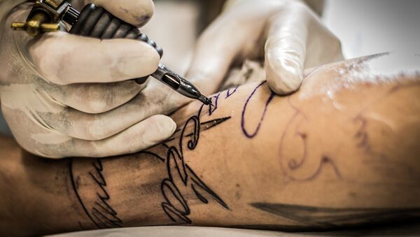 Tatuador fazendo tatuagem - Sputnik Brasil