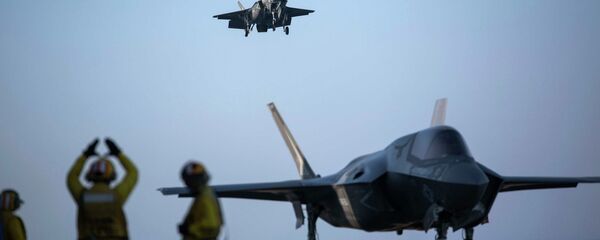 Caça F-35B Lightning II da Marinha dos EUA aterrissando no navio de assalto anfíbio USS Wasp - Sputnik Brasil