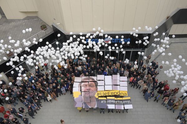 Participantes da ação lançando no ar balões brancos - Sputnik Brasil