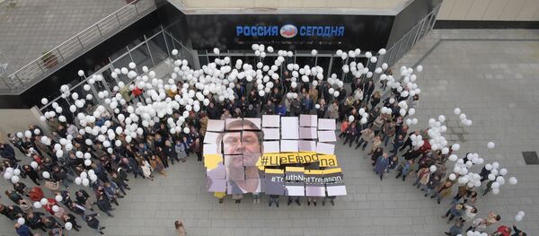 Jornalistas se juntaram na sede da agência Rossiya Segodnya em Moscou em apoio ao jornalista Kirill Vyshinsky preso na Ucrânia - Sputnik Brasil