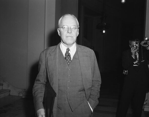 Allen Dulles, diretor da Agência Central de Inteligência, deixando a sala de audiências em 27 de novembro de 1957 - Sputnik Brasil
