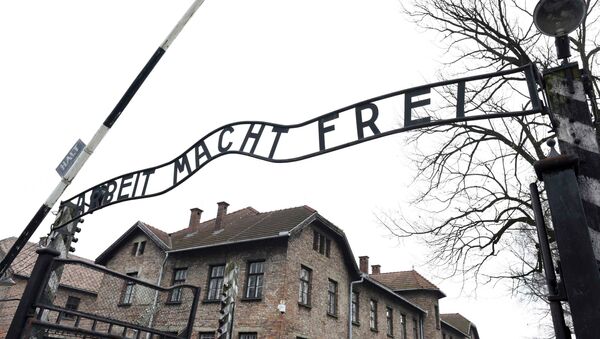Foto da placa Arbeit macht frei (Trabalho te torna livre) no portão principal do antigo campo de concentração e extermínio nazista alemão Auschwitz. - Sputnik Brasil