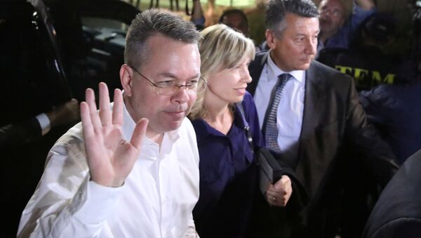 Pastor Andrew Brunson e sua esposa Norrine chegam ao aeroporto em Izmir - Sputnik Brasil