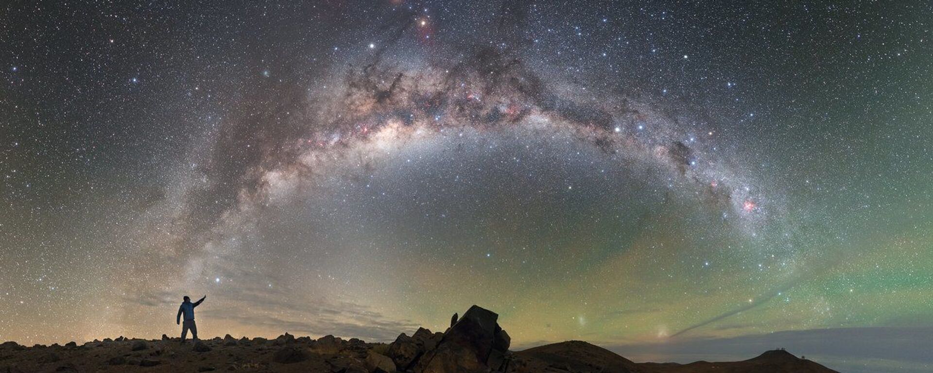Via Láctea aparece no céu por cima do Observatório Paranal, localizado no deserto chileno do Atacama - Sputnik Brasil, 1920, 23.02.2024