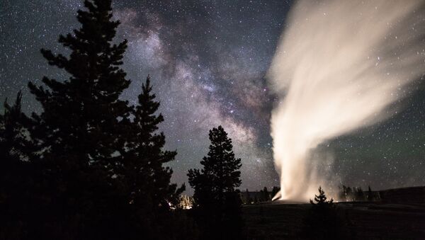 Via Láctea aparece no céu por cima do Parque Nacional de Yellowstone, nos EUA - Sputnik Brasil