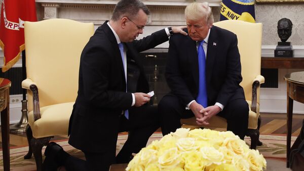 Pastor Andrew Brunson, libertado por um tribunal turco após 3 anos preso, faz uma oração durante reunião na Casa Branca com o presidente dos Estados Unidos, Donald Trump. - Sputnik Brasil
