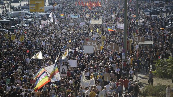 Centenas de milhares de pessoas protestam na Alemanha contra o ódio, a discriminação e o racismo crescentes na Europa. - Sputnik Brasil