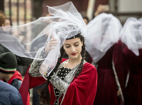 Dançarina em traje tradicional participa de um festival de cultura e cozinha georgianas, em Moscou - Sputnik Brasil