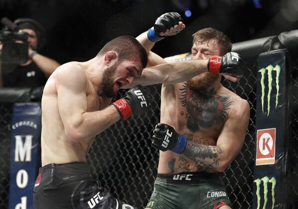 Lutador russo peso-leve Khabib Nurmagomedov e o irlandês Conor McGregor na final do UFC 229 em Las Vegas - Sputnik Brasil