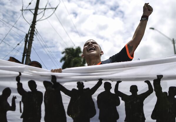 Estudante participa de uma marcha em apoio ao aumento do financiamento do ensino superior, na Colômbia - Sputnik Brasil