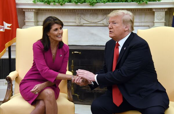 Presidente dos EUA, Donald Trump, com a representante estadunidense junto à ONU, Nikki Haley - Sputnik Brasil