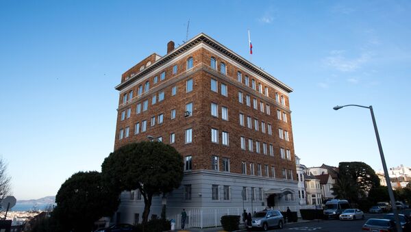 As pessoas passam pelo Consulado-Geral da Rússia em São Francisco, Califórnia. - Sputnik Brasil