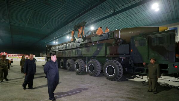 Líder norte-coreano Kim Jong-un inspeciona míssil balístico intercontinental Hwasong-14 em Pyongyang, Coreia do Norte (foto de arquivo) - Sputnik Brasil
