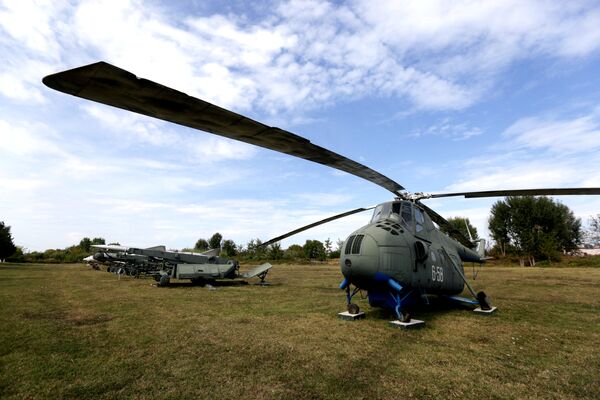 Helicóptero Mi-4 na base aérea de Kucove, Albânia - Sputnik Brasil