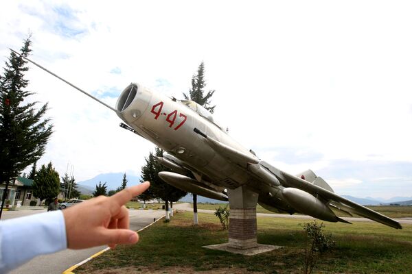 Caça MiG-19 estacionado na base aérea albanesa de Kucove - Sputnik Brasil
