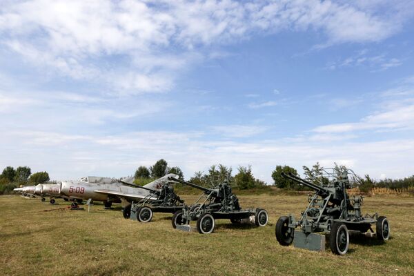 Veículos militares posicionados na base aérea albanesa de Kucove - Sputnik Brasil