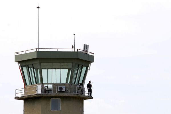 Militar albanês na torre de controle de tráfego aéreo na base aérea de Kucove - Sputnik Brasil
