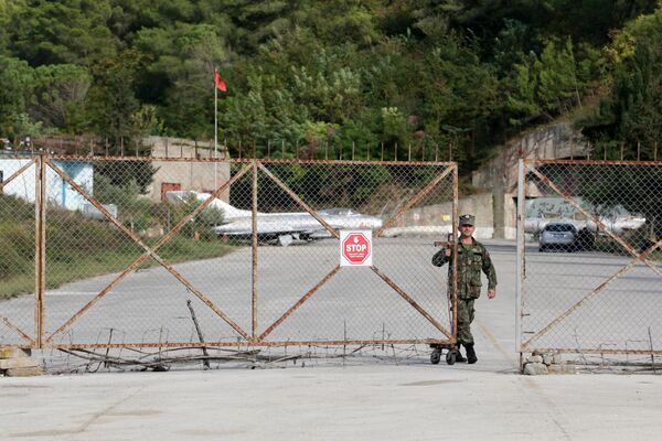 Militar albanês fechando os portões da base aérea de Kucove - Sputnik Brasil