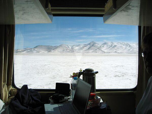 Imagem de dentro do vagão do trem, que liga Pequim (China) a Lhasa (Tibete), mostra montanhas cobertas por neve - Sputnik Brasil
