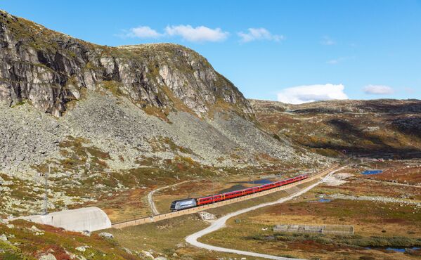Trem ferroviário, que liga as cidades de Oslo e Bergen (Noruega), prestes a entrar no túnel de Tunga - Sputnik Brasil